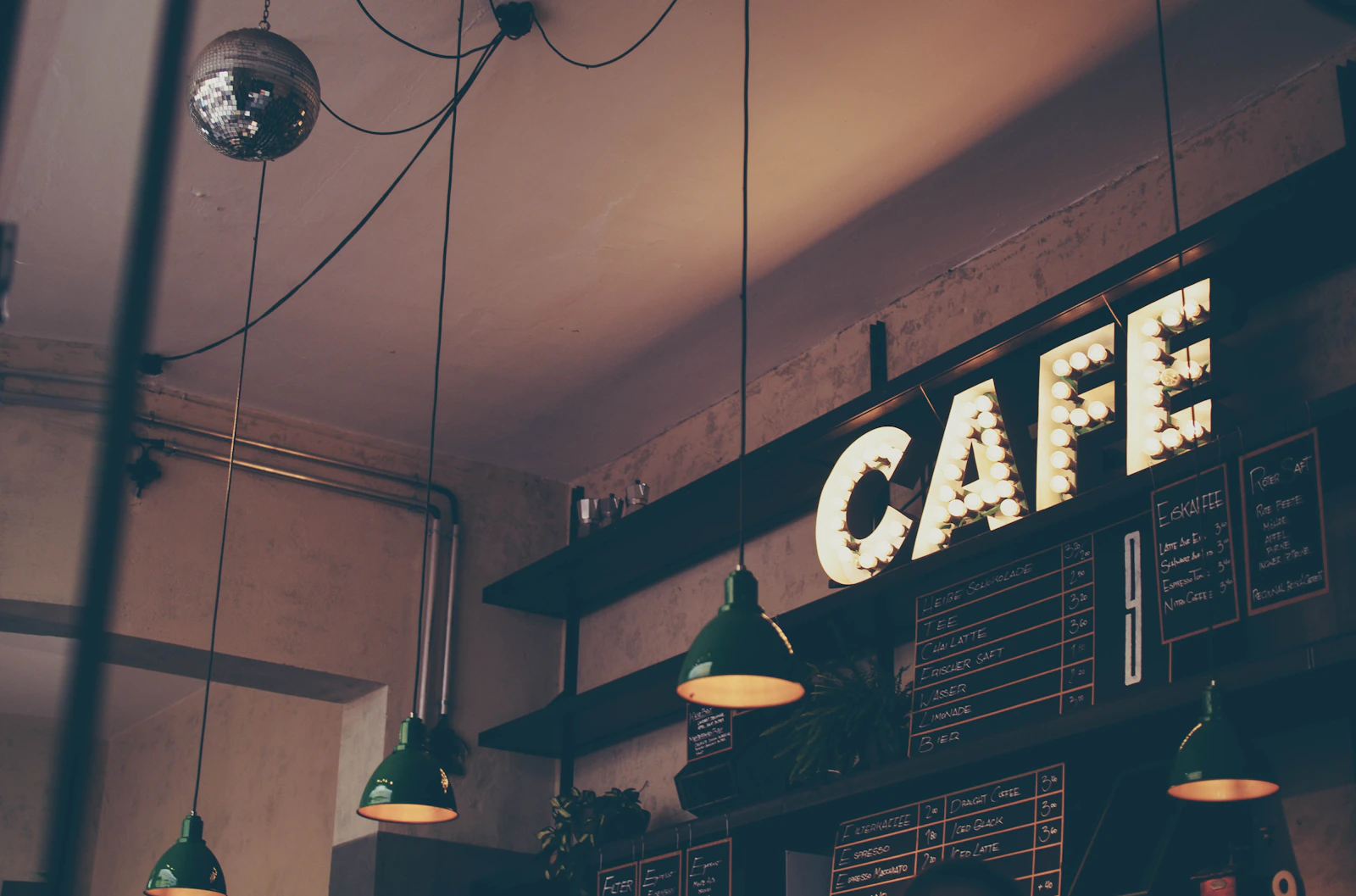 Comptoir de café éclairé de suspensions