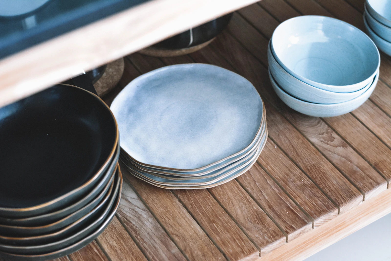 Assiettes et bols en céramique sur une table en bois